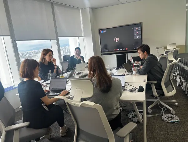 유니클로 본사 강의 모습(AI로 얼굴을 대체하였습니다)